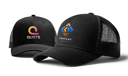 Dos gorras: una con QUOTE y logo Q, la otra con COMPANY y un emblema geométrico, lazada al lado