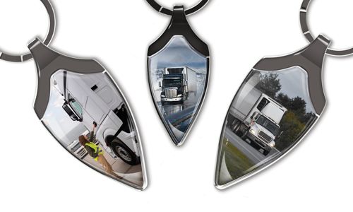 Smalle schild-sleutelhanger met vrachtwagenfoto