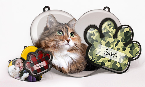 Etiquetas personalizadas para mascotas con fotos de gatos y perros, además de etiquetas de nombre en forma de pata en patrones de camuflaje y cuadros.