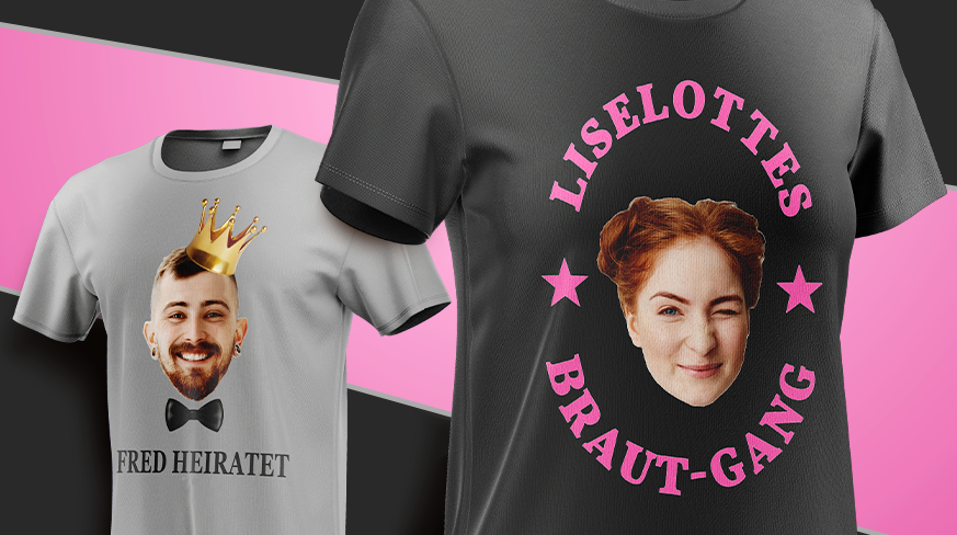 Ruka drží velký oranžový auto-nápis – pozadí výstavního prostoru s rozmazanými vozidly naznačuje reklamu nebo prodejní situaci.