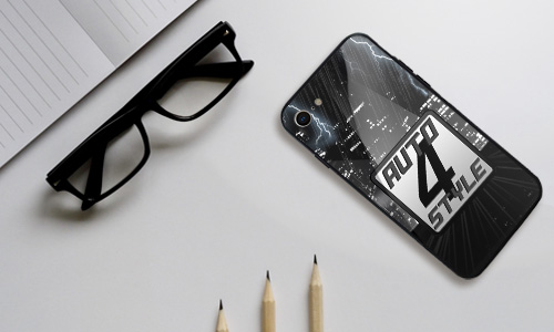 Étui pour téléphone avec logo et design noir et blanc éclair