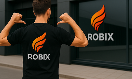 Personne pointant un t-shirt noir personnalisé avec le logo “ROBIX” flamme correspondant à la marque sur la vitrine du bâtiment en arrière-plan.