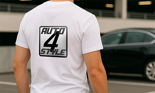 Personne portant un t-shirt blanc personnalisé “AUTO 4 STYLE” avec un logo audacieux - debout dans un parking près d'une voiture noire.