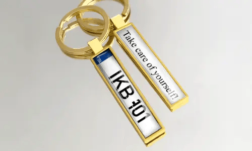 Goldfarbene Metall-Schlüsselanhänger mit individuellem Kennzeichen und Gravur