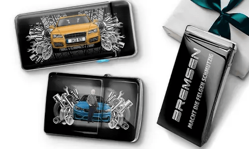 Drei Auto-Themen-Artikel mit Auto-Illustrationen und Maschinen-Motiven, arrangiert neben einer Geschenkbox, die mit einer grünen Schleife gebunden ist.