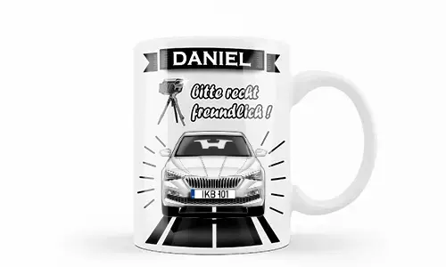 Weiße Tasse mit silbernem Auto und Blitzer-Grafik, Name Daniel und humorvollem deutschen Text