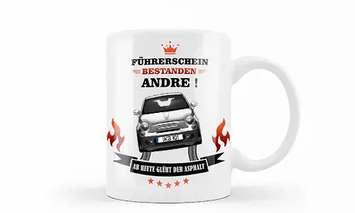 Weiße Tasse mit silbernem Auto, Flammen und Reifenspuren, deutscher Glückwunschtext zur Führerscheinprüfung für Andre