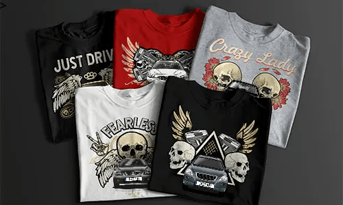 Zwei T-Shirts mit detaillierten Auto-Frontgrafiken, eines rot mit kräftigem schwarzen Design und eines weiß mit hellerem Druck, nebeneinander neben einer schwarzen Geschenkbox mit Schleife, automobil-inspirierte Mode für Autoliebhaber