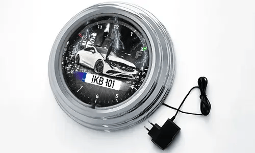 Wanduhr Neon für einen Autofahrer