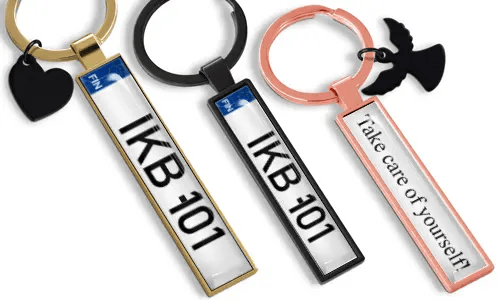 I portachiavi con targa personalizzata presentano testo personalizzabile e finiture in metallo