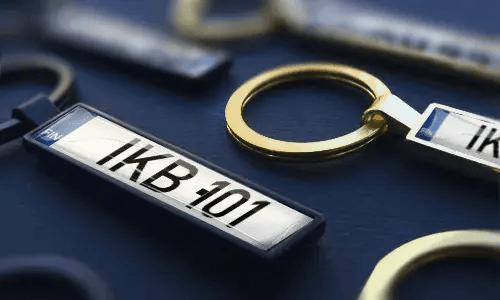 I portachiavi targhe in metallo mettono in risalto messaggi personalizzati come idee regalo