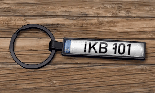 Porte-clés personnalisé style plaque d’immatriculation avec finition mate noire