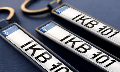 Personalisierte Kennzeichen-Schlüsselanhänger mit gravierten Zahlen und individuellem Text in Metallrahmen