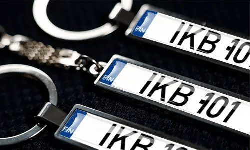 Metalowe breloki z personalizowanymi numerami tablic rejestracyjnych