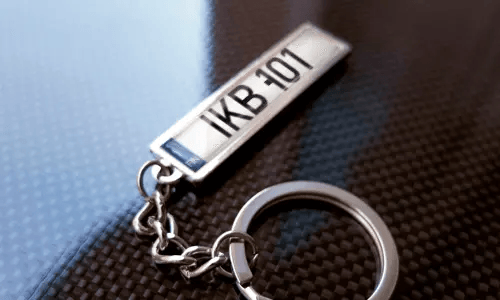 Metalen sleutelhanger met vlaggenontwerp-pendant en chromen ring