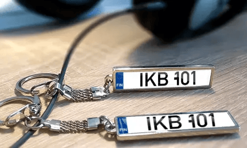 Personlige metallynkeychains med tilpasset tekst og nummerplade-stil mærker