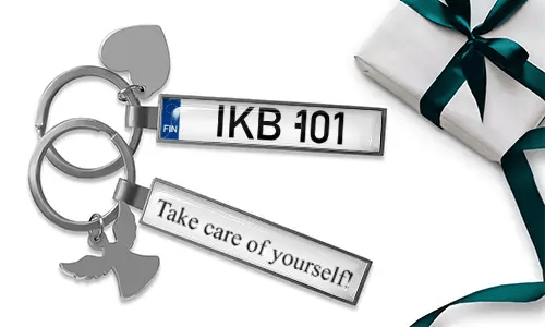 Gepersonaliseerde sleutelhangers met kentekenplaat, eigen nummers en metalen afwerking