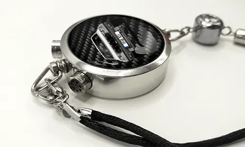 Runder Autoschlüssel mit Carbonfaser-Oberfläche, Tasten LOCK und UNLOCK, geflochtenes schwarzes Band