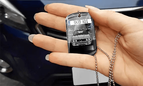 dog tags selbst gestalten mit blauen Wagen in der Hand erkennungsmarke mit gravur