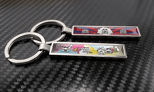 Porte-clés en métal style comic avec voitures et designs colorés Pop Art