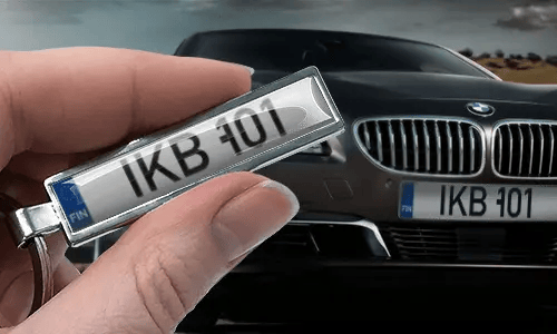 Sleutelhanger in stripstijl met kentekenplaat, vastgehouden in een hand voor een auto met bijpassende platen