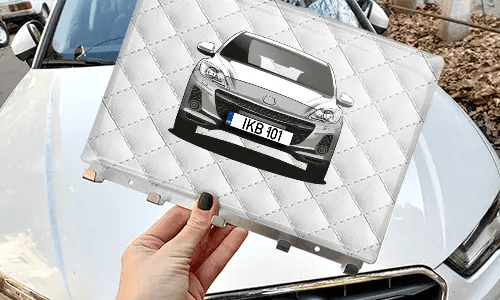 schlüsselbrett personalisiert mit Weißleder Hintergrund in der Hand personalisiertes schlüsselbrett