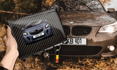 schlüsselbrett personalisiert mit Carbon Hintergrund in der Hand individuelles Schlüsselbrett