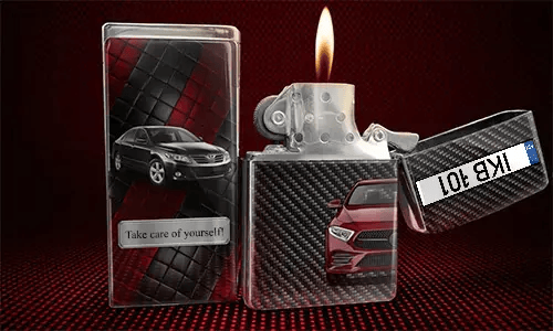 Klappfeuerzeug mit Flamme: rotes Auto auf Carbon-Hintergrund, schwarzes Auto mit Name JONAS auf gestepptem Panel