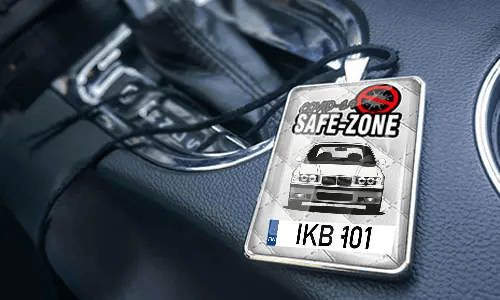Auto-Safezone-Anhänger mit Weiß Leder Hintergrund im Wagen Auto-Safezone-Anhänger