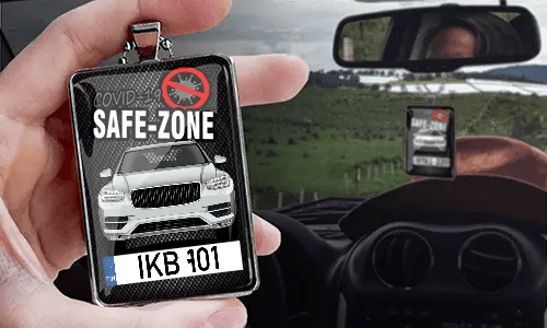 Auto-Safezone-Anhänger mit Carbon Hintergrund und Metallkette in der Hand Safezone-Anhänger