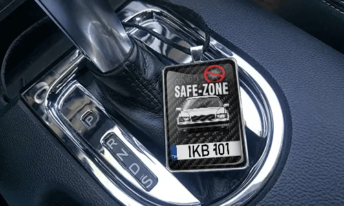 Auto-Safezone-Anhänger mit Carbon Hintergrund und Lederkette im Wagen Auto-Schutzraum-Anhänger