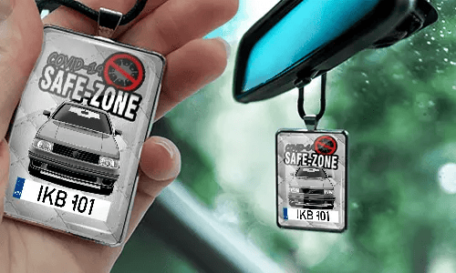 Auto-Safezone-Anhänger mit Weiß Leder Hintergrund nd Lederkette im Wagen Safezone-Anhänger