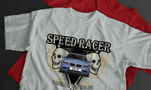 Weißes T-Shirt mit SPEED RACER Schriftzug, silberner BMW-Grafik, zwei Schädeln, gelben Ornamenten und schwarzem Hintergrund