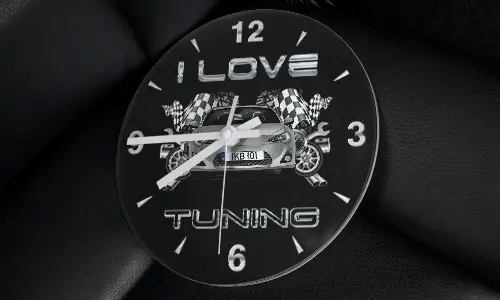 Wanduhr mit getuntem Auto, Zielflaggen, Rädern und Schriftzug I LOVE TUNING auf schwarzem Hintergrund