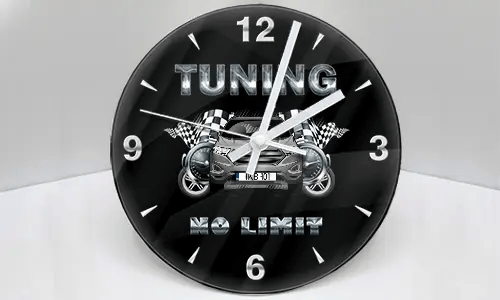Wanduhr mit stilisiertem Auto, Zielflaggen und metallischem TUNING NO LIMIT Schriftzug auf schwarzem Hintergrund