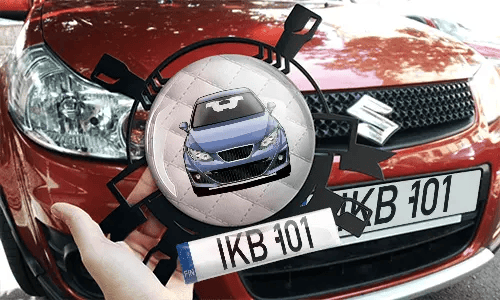 Autoschlüsselanhänger in der Hand mit dem Roten Wagen  persönlicher schlüsselanhänger