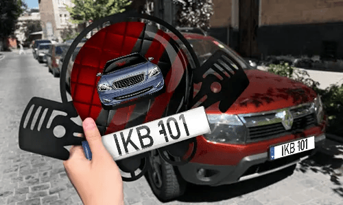 Autoschlüsselanhänger in der Hand mit dem Kennzeichen auto schlüsselanhänger gravur