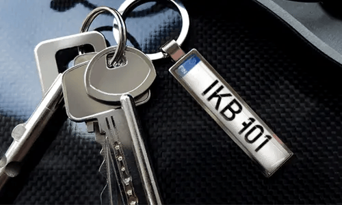 Sleutelhanger met auto-illustratiependant en metalen ring