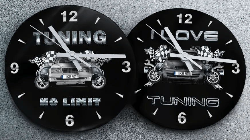 Zwei Wanduhren mit Rennsportmotiv: links mit schwarzem Auto und TUNING NO LIMIT Schriftzug, rechts mit blauem Auto und MOVE TUNING Text